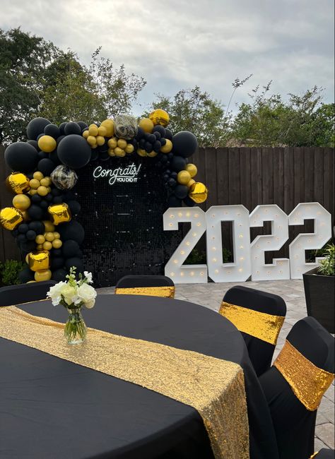 Graduation Party Room Set Up, Chico State Graduation Party, Man Graduation Party, Men Graduation Party Ideas, Graduation Balloon Decorations Outside, Black Tie Graduation Party Ideas, Graduation Party Ideas College Men, Graduation Party Ideas Gold And Black, Graduation Party Black And White