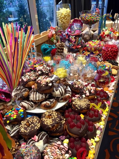 Candy station build Grazing Platter Sweet, Candy Grazing Board, Grazing Table Sweet, Candy Grazing Table, Sweets Grazing Table, Christmas Candy Station, Grazing Dessert Table, Candy Platter Ideas, Grazing Table Ideas Birthday