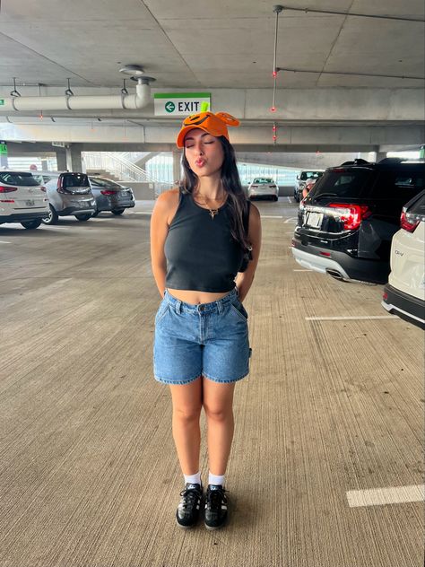 Chill Disney Outfits, Casual Disney Outfits Summer, Disney Hat Outfit, Pixar Fest Outfits, Disney Streetwear Outfits, Summer Outfits Amusement Park, Y2k Disney Outfits, Theme Park Fits, Cool Girl Disney Outfit