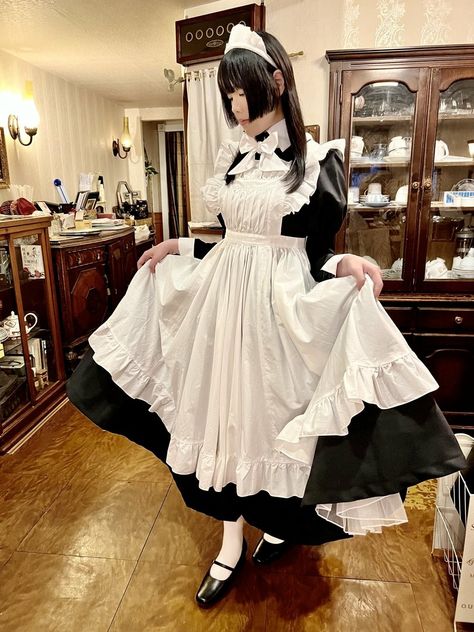 Historical Maid Dress, Traditional Maid Outfit, Cute Vampire Outfit, Maid Dress Reference, Maid Dress Aesthetic, Maid Poses Reference, Maid Outfit Aesthetic, Japanese Maid Outfit, Maid Reference