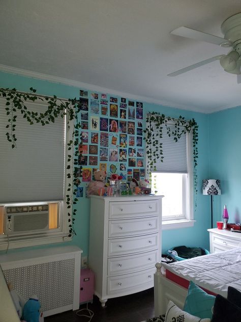 Room Ideas For Teal Walls, Teal Wall Decor Bedroom Ideas, Bedroom Ideas With Teal Walls, Room Ideas For Blue Walls, Room Ideas Aesthetic Teal Walls, Aesthetic Teal Room, Bedroom Blue Walls Aesthetic, Teal Rooms Ideas, Aesthetic Room Blue Walls