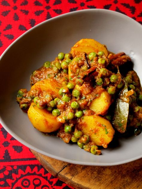 Aloo Mutter, Potato And Pea Curry, Pea Curry, Potato Curry, Curry Dishes, Vegetable Curry, Mombasa, Indian Food Recipes Vegetarian, Calamari