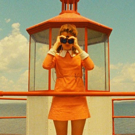 ELLE loves... fashion inspiration from Wes Anderson film, Moonrise Kingdom Suzy Bishop (played by Kara Hayward) looks cute in a 60s style long sleeved, yellow mini dress with a white collar. Perfectly accessorised with a pair of vintage binoculars. Click through for more colourful Wes Anderson movie stills! Wes Anderson Aesthetic, Color In Film, Wes Anderson Style, Posters Decor, 60s Aesthetic, Wes Anderson Movies, Jennifer Grey, Wes Anderson Films, 얼굴 드로잉