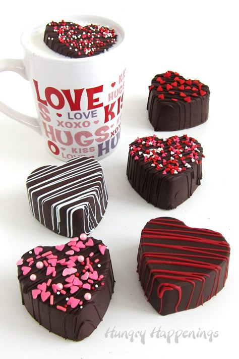 Fill heart-shaped or round chocolate shells with hot cocoa mix and marshmallows to create these festive Valentine’s Day Hot Chocolate Bombs. Then package them to give as gifts to your sweetheart, family, or friends. Chocolate San Valentin, Homemade Chocolates, Truffles Chocolate, How To Temper Chocolate, Hot Cocoa Mix, Heart Sprinkles, Delicious Hot Chocolate, Valentines Day Chocolates, Christmas Hot Chocolate