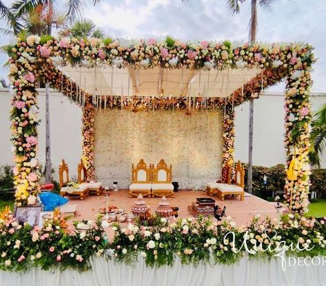 Traditional Wedding Mandap, Hindu Wedding Decorations, Small Wedding Decor, Mandap Design, Reception Stage Decor, Simple Stage Decorations, Indian Wedding Decor, Destination Wedding Decor, Flower Garland Wedding