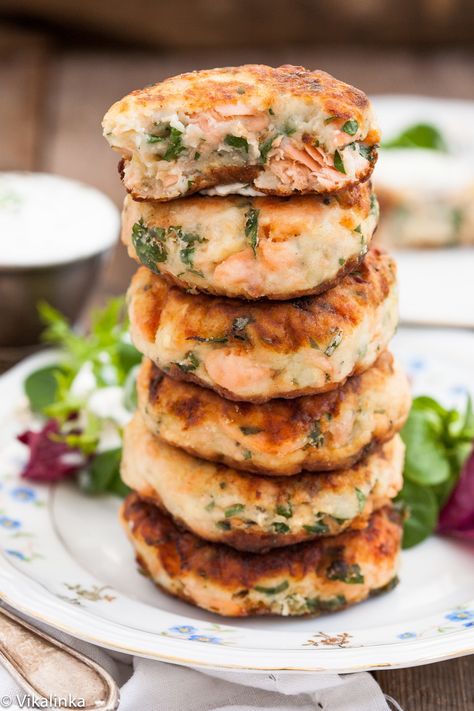 Salmon Cakes with Chive and Garlic Sauce Salmon Fritters, The Whoot, Salmon Cakes, Garlic Sauce, Crab Cakes, Fish Dishes, Seafood Dishes, Salmon Recipes, Finger Food