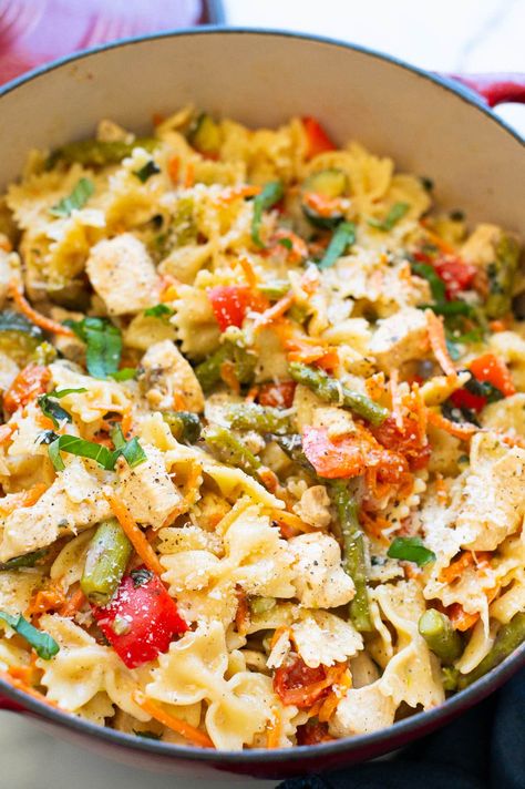 Chicken Pasta Primavera Chicken Pasta Primavera, Chicken Primavera Pasta, Chicken Primavera, Spring Pasta Recipes, Pasta And Chicken, Chicken Spinach Pasta, Pasta Primavera Recipe, Lemon Chicken Pasta, Spring Pasta