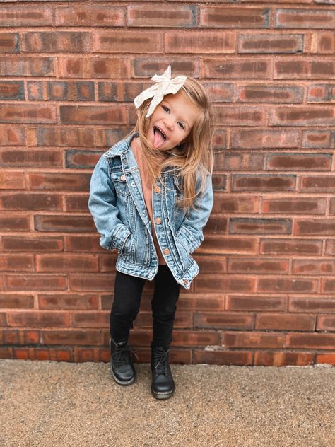 Toddler Spring Pictures Outfits, 5t Girls Outfits, Toddler Outfits Girl Winter, Baby Girl Jeans Outfit, Girl Toddler Fall Outfits, Toddlers Outfits Girl, Trendy Toddler Girl Outfits, Fall Outfits Kids Girl, Cool Baby Girl Outfits