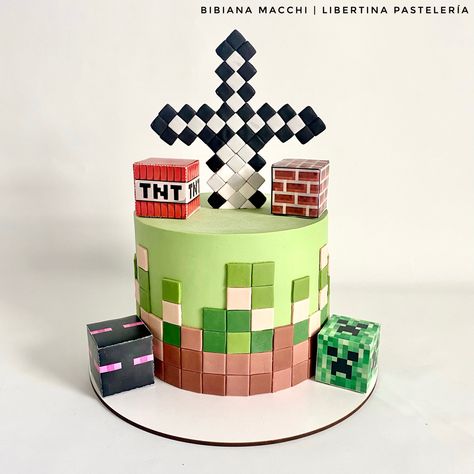 Minecraft Roblox Cake, Minecraft Fondant Figures, Minecraft Cake Ideas Boys, Minecraft Cake Ideas, Minecraft Cupcake Toppers, Minecraft Cake Designs, Bolo Minecraft, Minecraft Cupcakes, Minecraft Bday