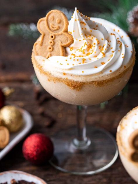 Christmas Cocktails Gingerbread, Gingerbread Shots Recipe, Gingerbread Liquor Recipes, Gingerbread Bourbon Cocktail, Gingerbread Vodka Cocktail, Ginger Bread Martini Cocktail Recipes, Aesthetic Christmas Cocktails, Cute Holiday Cocktails, Gingerbread Cookie Martini