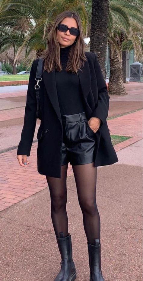 Winter Shorts Outfits, Leather Shorts Outfit, Elegantes Outfit Damen, Short Skirts Outfits, Leather Skirt Outfit, Edgy Aesthetic, Paris Outfits, Mode Casual, Looks Black