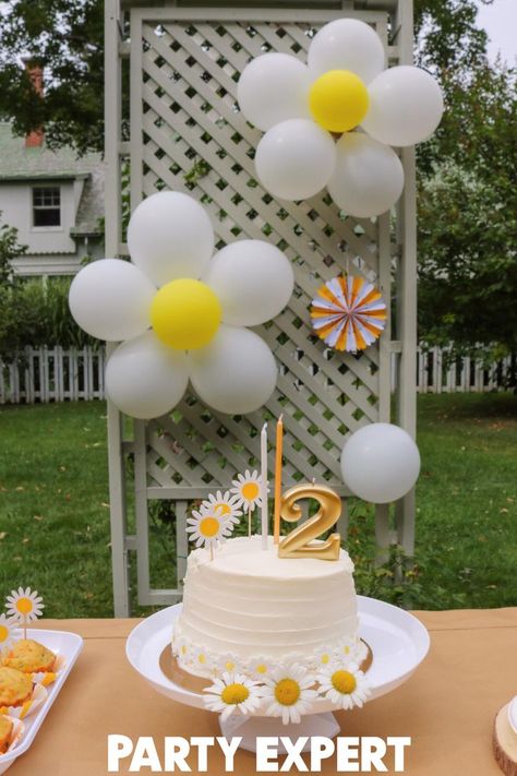 Outdoor birthday party ideas for kids can be hard to find, that’s why we’re providing you with a bit of inspiration! This party includes birthday decoration ideas at home that’ll be easy to recreate! Celebrate your kids birthday in style with our birthday supplies ideas for kids! Find spring birthday party ideas and more at Party Expert! Spring Birthday Party Ideas, Outdoor Birthday Party Ideas, Outdoor Birthday Decorations, Outdoor Birthday Party Decorations, Birthday Decoration Ideas At Home, Outdoor Birthday Party, Balloon Colors, Birthday Decoration Ideas, Spring Birthday Party