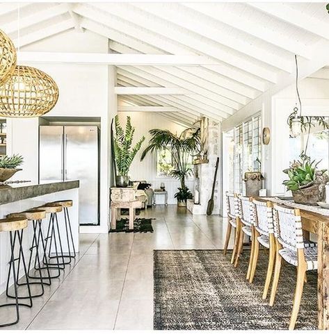 Australian Coastal Style - 7 steps to achieve this look - Making your HOME beautiful Actual Farmhouse, Beach Home Interiors, Beautiful Beach Houses, Tropical Home Decor, Beautiful Houses Interior, Beach House Interior, Beach House Design, Family Tradition, Tropical Houses