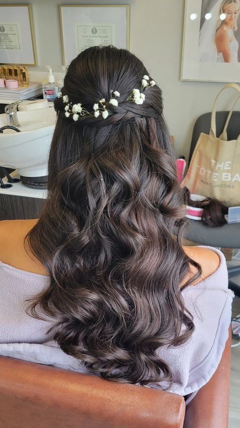 Brunette hairstyle for wedding Open Hair Bride Hairstyle, Bride Hair Half Up Half Down Brunette, Ring Ceremony Hairstyles, Open Hair With Flowers, Bridal Hairstyles Dark Hair, Half Up Half Down Wedding Hair With Flowers, Loose Curls Half Up Half Down, Half Up Half Down Bride Hair, Wedding Hair Waves