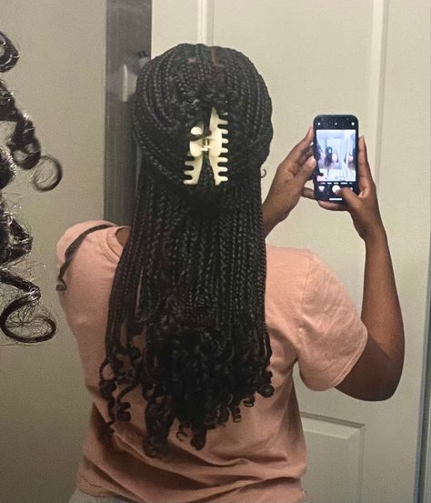 braids Medium Box Braids Short Length, Small Braids With Curly Hair, Small Box Braids Mid Back Length, Hair Styles For Knotless Braids Ideas, Mid Length Braids With Curls, Chest Length Box Braids, Mid Length Braided Hairstyles, Back Length Box Braids, Knotless Box Braids Small With Curls