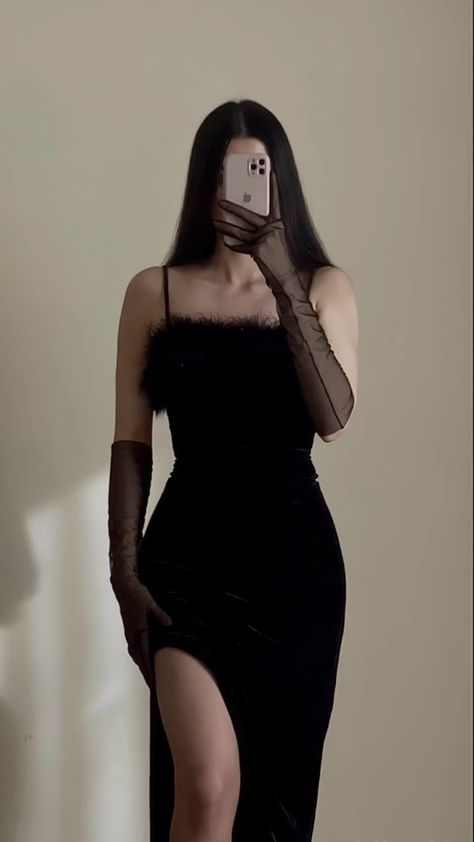 Skin Tight Dress Outfit, Mafia Woman, Tight Dress Outfit, Mode Turban, Classy Prom Dresses, Dark Feminine Aesthetic, Quick Outfits, Pretty Prom Dresses, Feminine Aesthetic