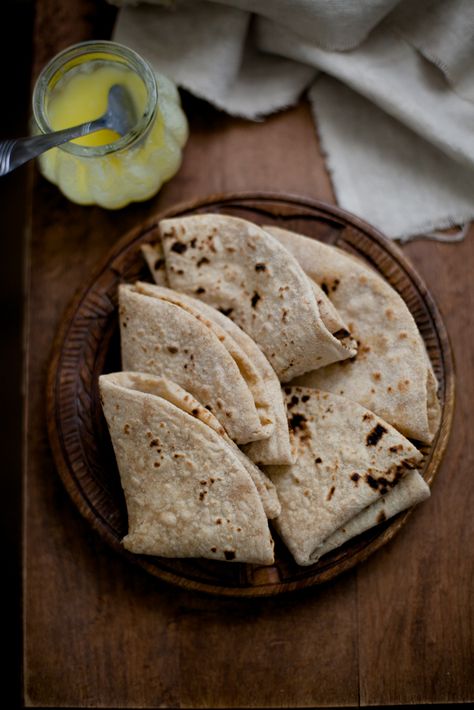 Chapati Photography, Roti Photography, Tawa Roti, Traditional Indian Food Recipes, Roti Making, Authentic Indian Recipes, Indian Breads, Traditional Indian Food, Indian Flatbread