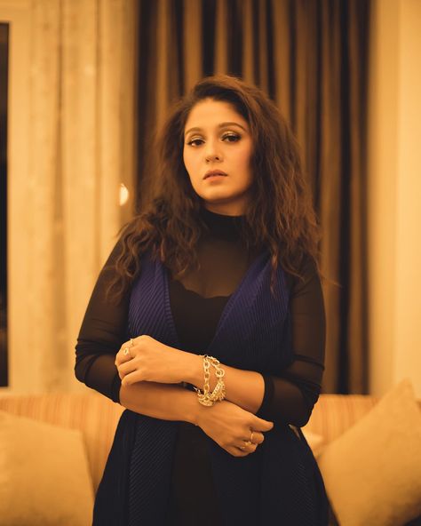 Sunidhi Chauhan is an immensely talented singer of Bollywood. The diva dabbled in the industry at the Age of 12. In her career spanning over 2 decades, she has delivered The post EXCLUSIVE: Anu Malik fought for me to sing the Ajnabee song; other composers felt I can’t sing a soft number: Sunidhi Chauhan appeared first on Bollywood Bubble. Anu Malik, Sunidhi Chauhan, The Diva, That One Person, Composers, Romantic Songs, Trending News, Recording Studio, Chorus