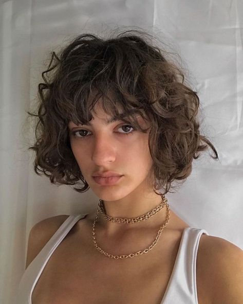 Wavy Perm Short Hair, Curly Hair Fringe, Short Hair Fringe, Natural Curly Hair Cuts, 얼굴 드로잉, Hair Inspiration Short, Short Curly Haircuts, Short Curls, Haircuts For Wavy Hair