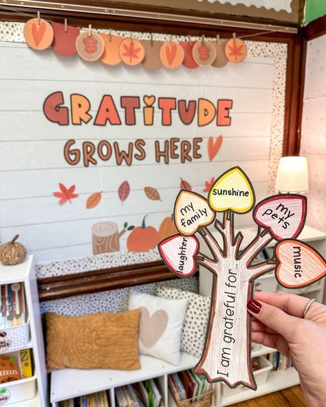 Hey November 🍂✨ Excited to share my new SEL Craftivity/Bulletin Board with you! 🌳 Students will create gratitude trees by writing what they’re grateful for on each leaf. Perfect for a heartwarming classroom display. It’s currently 50% off for the weekend! Swipe to see more November themed bulletin boards and resources, they’re all 20% off for the weekend! 📚🍁 ⭐️Comment GRATITUDE and I’ll share all the links! . . . #teachersofinstagram #teachergram #classroom #classroomdecor #bulletinboar... Chalkboard Bulletin Board, Gratitude Bulletin Board Ideas, Thankful Tree Bulletin Board, Gratitude Bulletin Board, 4th Grade Classroom Setup, Unique Bulletin Board Ideas, November Bulletin Board, Themed Bulletin Boards, Bulletin Board Tree