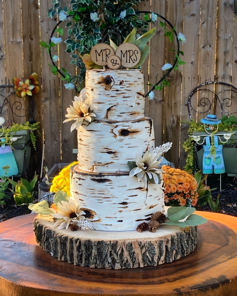 Wedding Cake Wood Look, Wood Theme Wedding Decorations, Wedding Cake Tree Bark, Tree Wedding Cake Rustic, Tree Cake Stand Wedding, Wood Look Wedding Cake, White Birch Wedding Cake, Country Wedding Cakes Western, Birch Wood Wedding Cake