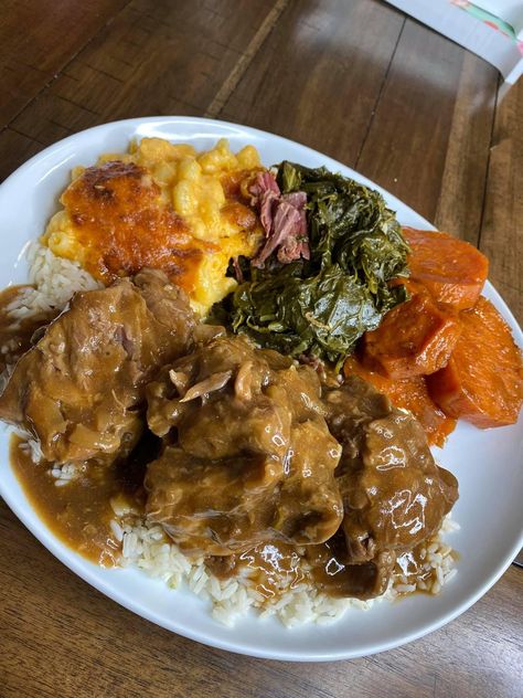 Soul Food Aethstetic, Sunday Dinner Ideas Soul Food Southern, Black People Meals, Soul Food Plates, Black People Food Recipes, Honey Biscuit, Soul Food Menu, Smothered Turkey, Rice Stuffing