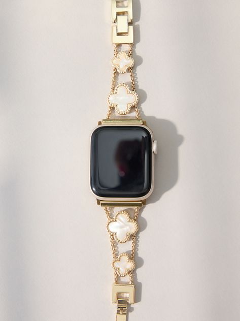 Elevate your smart watch with the cutest gold watch band featuring stone clover shapes and a delicate gold chain. This piece is perfect for everyday wear or for special occasions. Good Apple Watch Band, Apple Watch Gold Strap, Cute Watch Bands, Apple Watch Gold Band, Apple Watch Luxury, Elegant Apple Watch, Apple Watch Aesthetic, Gold Watch Band, Apple Watch Bands Gold