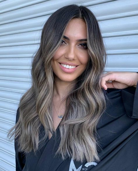 Rambut Brunette, Black Hair Balayage, Bronde Balayage, Brown Hair Looks, Brown Hair Inspo, Brunette Hair With Highlights, Balayage Hair Dark, Dark Hair With Highlights, Vlasové Trendy