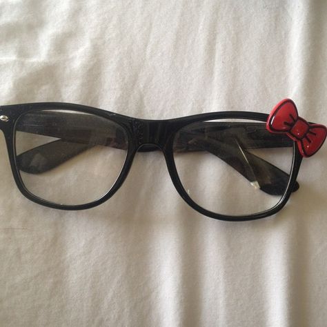 black nerd glasses with bow They're really cute never worn in perfect shape Accessories Glasses Grunge Glasses Aesthetic, Emo Glasses, Glasses Grunge, Gothic Glasses, Goth Diy, Emo Accessories, Y2k Baddie, Nerd Glasses, Types Of Glasses