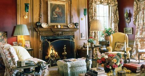 Mario Buatta, Using a single pattern in several places — a.k.a. “the Prince of Chintz,”love the REd walls Manor Living Room, Old World Living Room, Nancy Lancaster, Classic Rooms, French Manor, Mario Buatta, Drawing Rooms, English Interior, Country Manor