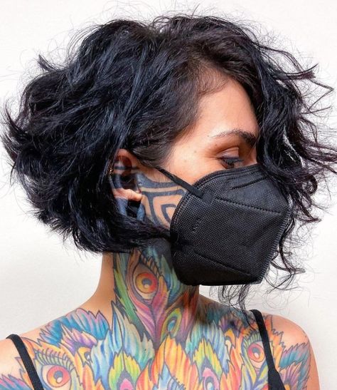 Black Asymmetrical Bob with Messy Curls Undercut Pixie Bob Curly, Pelo Bob Ondulado, Bob Curls, Asymetrical Haircut, Wavy Layered Haircuts, Short Wavy Hairstyles, Queer Femme, Κούρεμα Bob, Short Wavy Haircuts