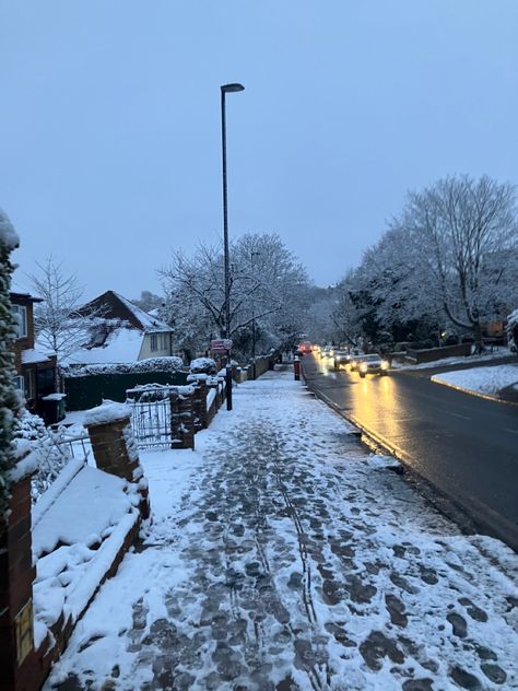 snow in london! Snow In Ireland, Snow In England, London Snow Aesthetic, Ireland Winter Aesthetic, Snow In Uk, Snowy London, Snow In London, Winter Arch, Uk Snow