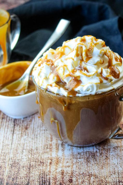 Caramel Hot Chocolate, Salted Caramel Hot Chocolate, Hotty Toddy, Caramel Topping, Winter Cocktails, Hot Chocolate Recipes, Non Alcoholic Drinks, Non Alcoholic, Salted Caramel