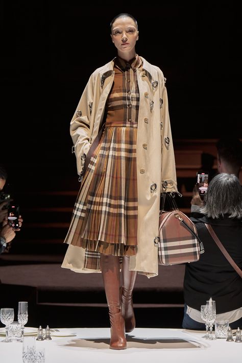 Burberry Fall 2022 Ready-to-Wear Collection | Vogue Burberry Fashion Show, Burberry Skirt, Burberry Outfit, Burberry Prorsum, 2022 Fashion, Fall 2022, Fashion Show Collection, New Classic, Runway Fashion