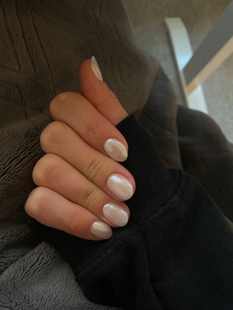 White Glazed Nails Short, Pearly White Nails Short, Dainty Neutral Nails, Clean Vacation Nails, Clean Short Nails Aesthetic, Short Round Nails Winter, Plain Holiday Nails, Short Circle Nails, Pearl Short Nails