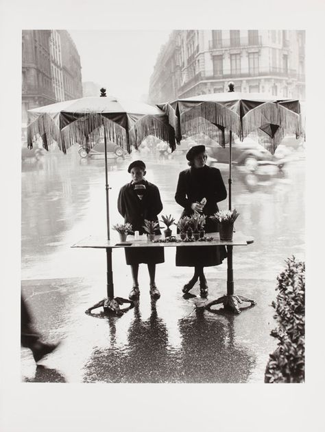 Paris, Place Victor Basch. Aus der Serie "Grand Bal du Printemps", 01.05.1950  |  © IZIS Willy Ronis, Robert Doisneau, Alfred Stieglitz, Old Paris, French Photographers, Foto Vintage, Vintage Paris, Black White Photos, Bw Photo