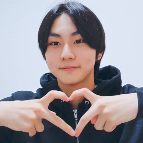 Heart Meme, Anatomy Practice, Hands Icon, Finger Heart, Twitter Icon, Celebrity Art, Best Friends Forever, Kpop Guys, Favorite Person