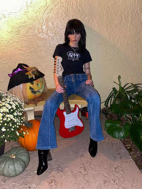 joan jett costume Joan Jett 80s Outfits, Joan Jett Outfits Inspiration, Joan Jett Inspired Outfit, Joan Jett Halloween Costume, Joan Jett Tattoo, Joan Jett Movie, Joan Jett Makeup, Joan Jett Costume, Joan Jett Aesthetic