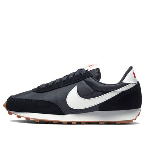 Nike Noir, Nike Daybreak, Nike Models, Women's Sportswear, Black Shoes Women, Nike Shoes Women, Running Shoes Sneakers, Best Sneakers, Black White Fashion