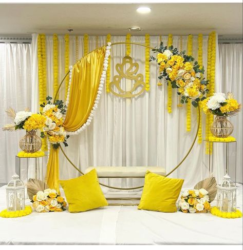 Marigold Arch Decor, Nalungu Decoration At Home, Pasni Decoration Ideas, Haldi Ceremony Background, Mehndi Decor At Home Backdrops, Haldi Ceremony Decorations Outdoor, Saree Ceremony Decoration, Indoor Haldi Decor Ideas, Indian Wedding Reception Backdrop