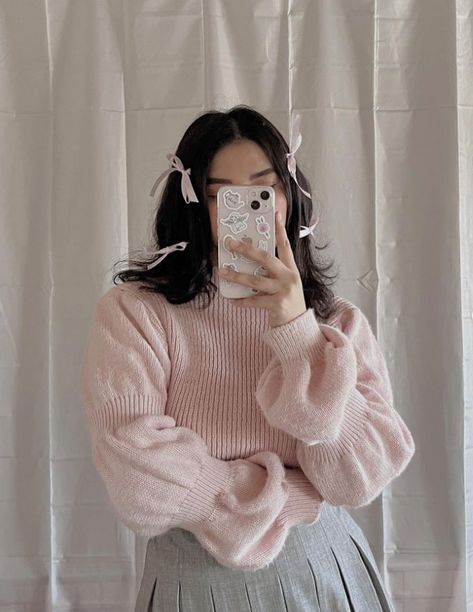 Romantic Academia Aesthetic Outfit Pink, Hyper Feminine Outfits Winter, Pastel Academia Aesthetic Outfit, Pink Academia Aesthetic Outfit, Pink Light Academia, Pink Academia Outfits, Soft Academia Aesthetic Outfits, Pastel Academia Outfit, Feminine Outfits Winter