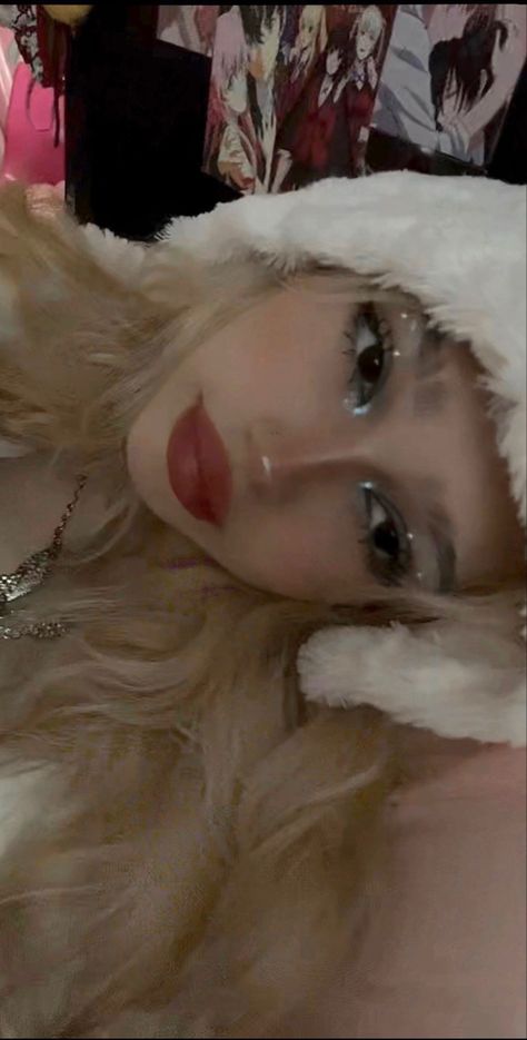 winter makeup cute sanrio photo inspo blonde glitter y2k Icy Winter Makeup Looks, White Makeup Aesthetic Glitter, Snowbunny Makeup, Y2k Winter Makeup, Winter White Makeup, Cutesy Makeup Aesthetic, Cute White Makeup Looks, Natural Christmas Makeup Looks, Snow Bunny Makeup Look