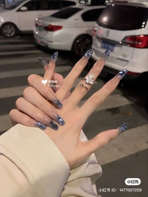 There's a new beauty trend taking over Instagram and it's absolutely stunning. Say hello to "quartz nails". Nail Poses Hands, Poses Hands, Nail Poses, Y2k Nail, Quartz Nails, Vegas Nails, Asian Nails, Quartz Nail, Beauty Nails Design