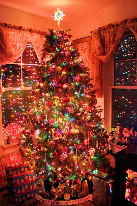 Christmas Decor Ideas 90s, Christmas Decor Ideas 2000s, Christmas Tree 2000s, Warm Colorful Christmas Lights, Christmas Aesthetic 90s, 90 Christmas Aesthetic, 90s Nostalgia Christmas, Nostalgic Christmas Tree Decorating Ideas, Christmas Trees Colorful