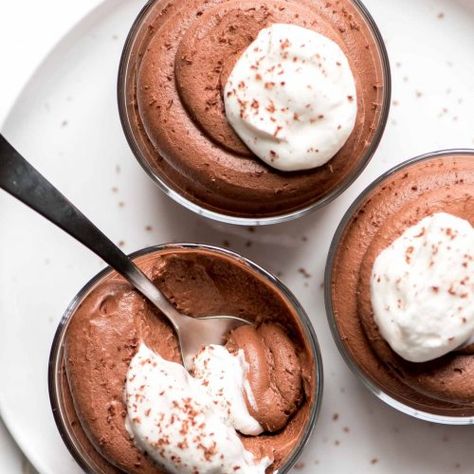 Easy Chocolate Mousse, Vegan Steak, Chocolate Whipped Cream, Chocolate Mousse Recipe, Frosé, Mousse Recipes, Food Stands, Creamy Desserts, Dessert Sauces