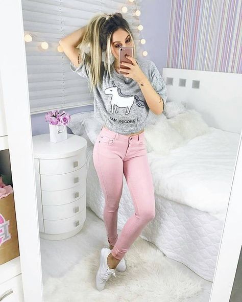 Outfits que le tienes que presentar a tus tenis blancos Outfit Pantalon, Outfit Mujer, Tumblr Outfits, Tumblr Fashion, Neutral Outfit, Pink Pants, Look Chic, Outfits Casuales, Spring Outfits