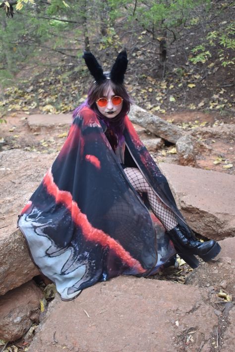 On insta @/ gina.n.smith Mothman Halloween 2022 Moth Ren Faire, Mothman Costume Woman, Mothman Makeup Halloween, Mothman Human, Cryptid Halloween Costume, Mothman Halloween Costume, Mothman Makeup, Cryptid Costume, Mothman Cosplay