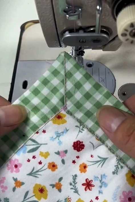 Sewing Mitered Corners, Corak Menjahit, Projek Menjahit, Sewing Tips And Tricks, Costura Fashion, Sewing Machine Projects, Sewing Machine Basics, Sewing Easy Diy, Quilt Sewing Patterns