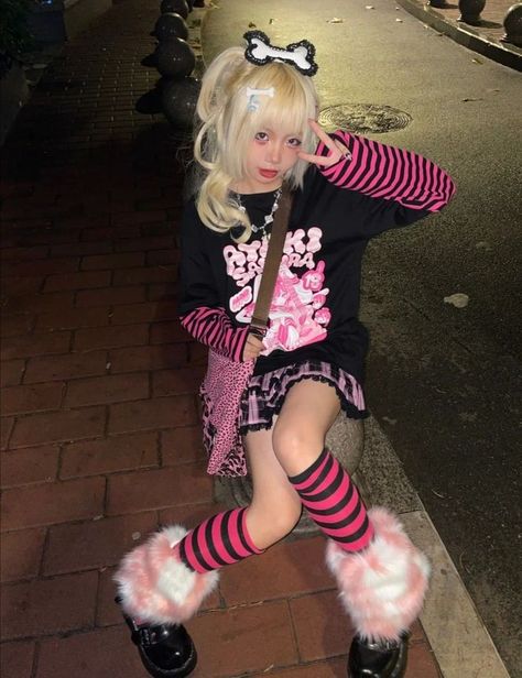 Goth Kawaii Outfits, Pink Goth Aesthetic Outfits, Yami Kawaii Outfit, Yami Kawaii Fashion, Clowncore Outfit, Girls Fasion, Creepy Cute Fashion, Black Kawaii, Pink Goth