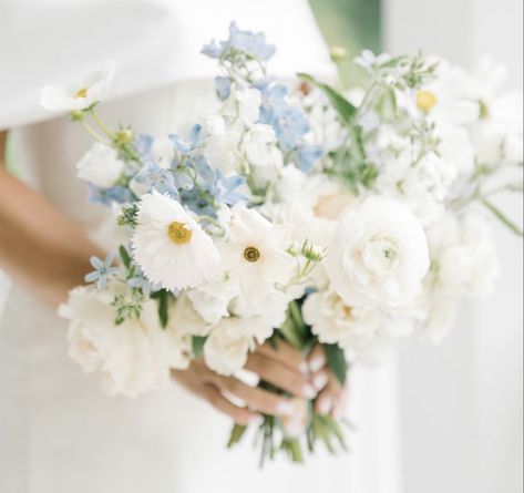 White And Pastel Bouquet, Pale Yellow Weddings, Yellow Bridal Bouquets, Yellow Wedding Bouquet, Blue Wedding Decorations, Bridal Bouquet Spring, Bridal Bouquet Blue, Wedding Motifs, Pastel Bouquet